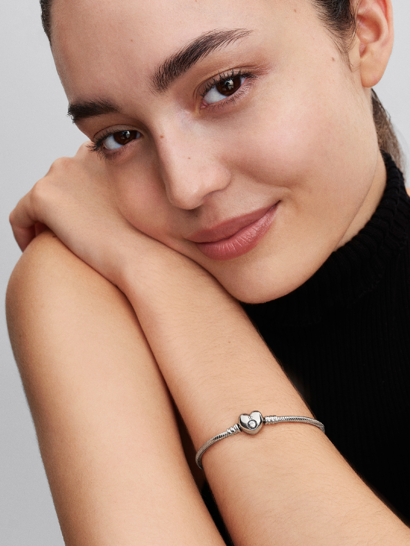 Bransoletka o splocie wężykowym z zapięciem w kształcie serca